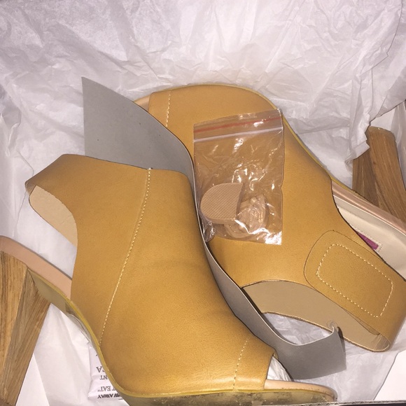 ⭐️⭐️⭐️Light Brown Velcro Sling Back Heels - Picture 3 of 3